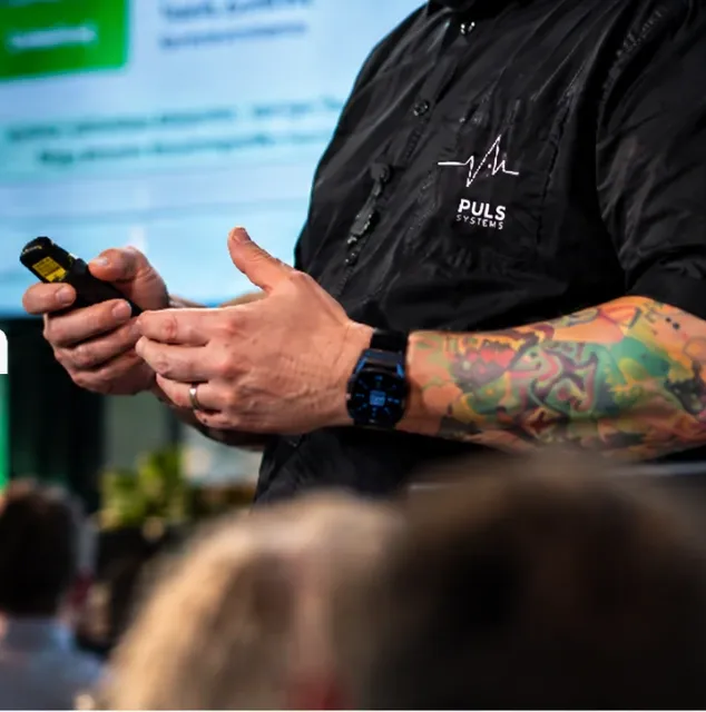 Vortrag beim Motorworld Networking Day: Referent mit Presenter vor Publikum